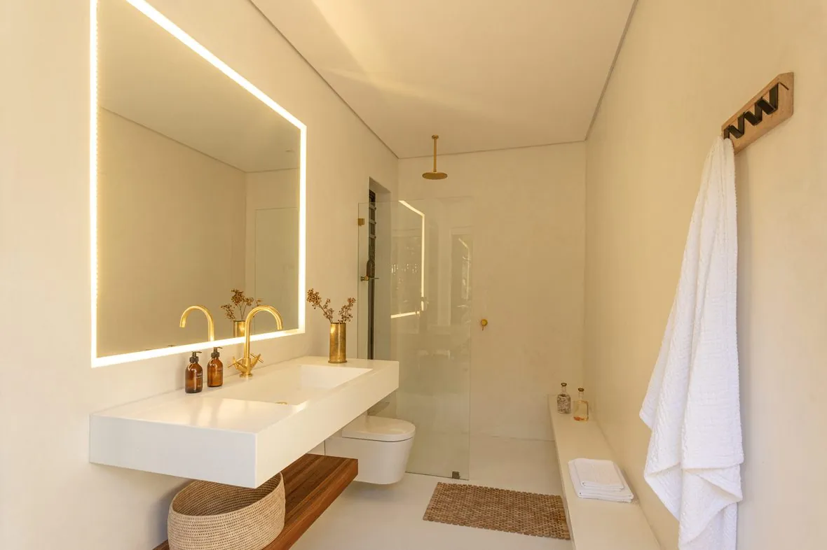 The bath, against the window
