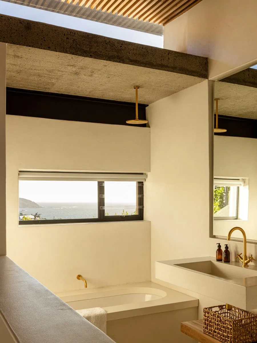 A bath with the mountain in the window