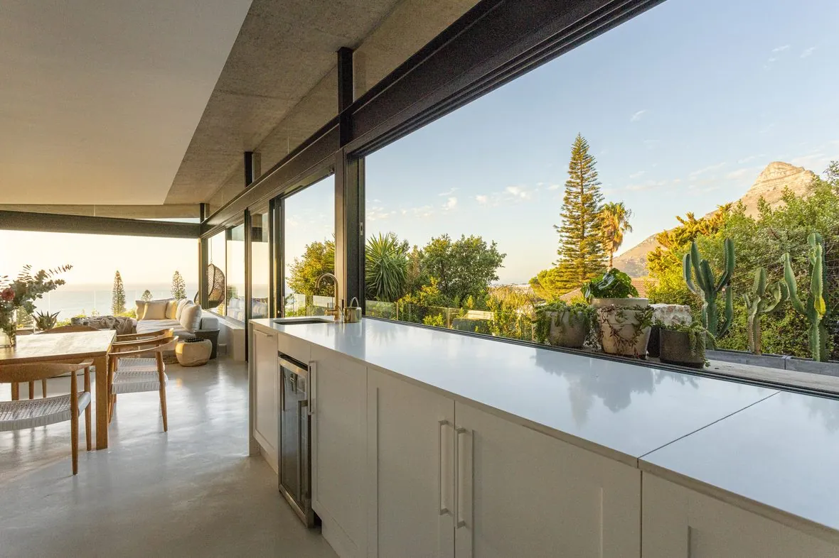 The counter, along the bay