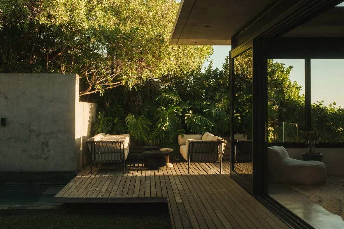 The terrace, into the garden